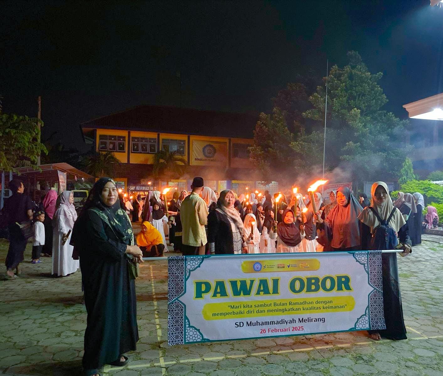 Para peserta pawai obor SD Muhammadiyah Melirang (Tagar.co/Rabya Auliani)