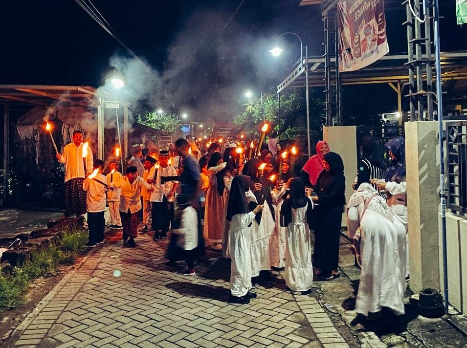 Kemeriahan peserta mengikuti pawai obor (Tagar.co/Rabya Auliani, S.Pd) 