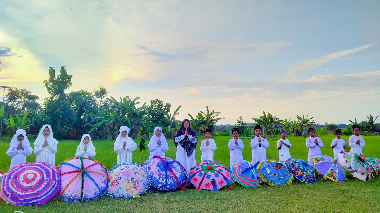 Meriahnya tarhib ramadan dengan pawai payung hias oleh santriwan-santriwati TPQ At-Thohiriyah (Tagar.co/Lilik Maftuhatul Jannah)