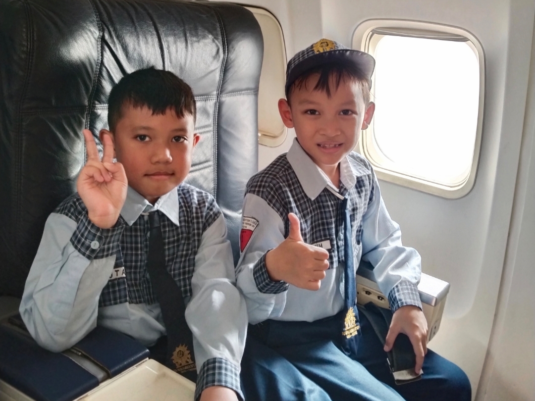 Perdana naik pesawat jadi pengalaman berharga siswa kelas II Mugeb School. Meski tidak benar-benar terbang, mereka bahagia duduk di kursi pesawat Museum Penerbangan TNI AL Juanda. 