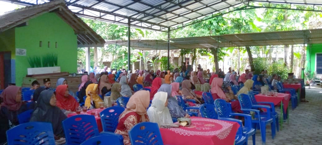 Khidmatnya jemaah menyimak pengajian (Ahad/23/2/2025)(Tagar.co/Tito Restu Tantowi)