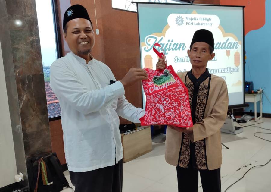 Bagi Bingkisan Lebaran Serentak di PCM Lakarsantri