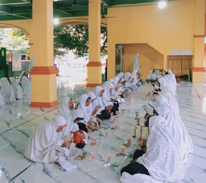 Indahnya Kebersamaan, saat Ponpes Al-Fattah Sidoarjo Memulai Tradisi Buka Puasa