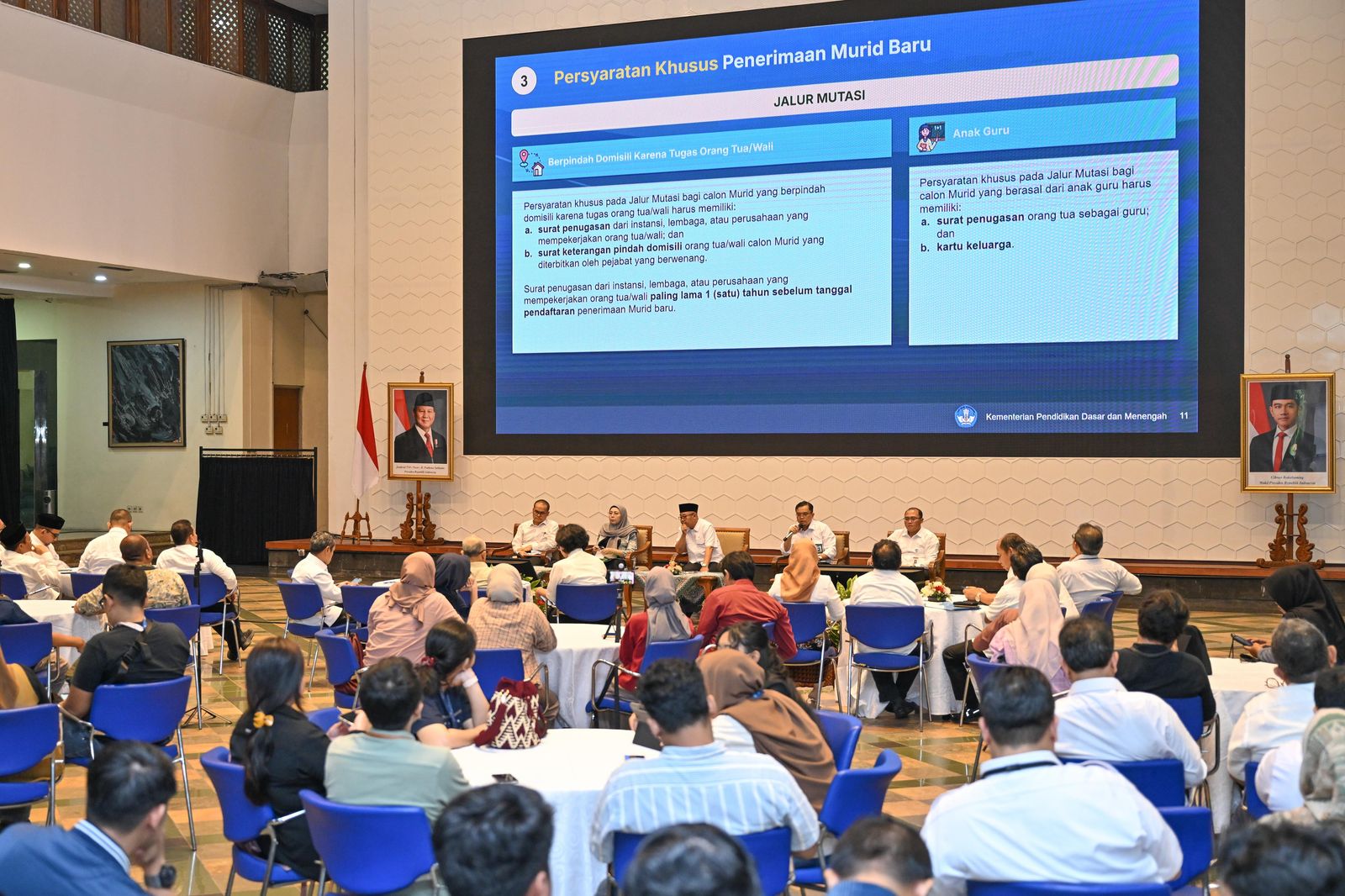 Kemendikdasmen merilis sistem penerimaan murid baru (SPMB) 2025, yang fokus pada keadilan dan transparansi. Empat jalur utama, penyesuaian wilayah, dan daya tampung jadi kunci. Pemerintah daerah berperan penting dalam penyaluran siswa.