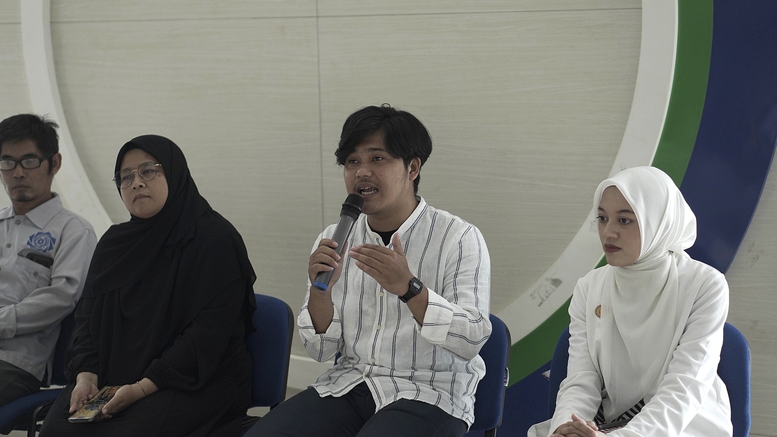 Rendahnya minat baca dan riset di kalangan mahasiswa jadi sorotan! BEM UM Bandung menggelar Campaign Darurat Epistemik untuk membangkitkan kesadaran literasi dan riset sebagai fondasi akademik.