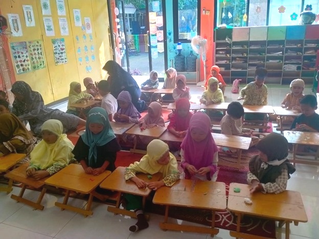 Melalui tanya jawab, permainan kata, dan kreasi plastisin, anak-anak TK Aisyiyah 41 Menganti belajar makna puasa dengan cara seru. Simak bagaimana mereka memahami puasa dengan bahasa sederhana!