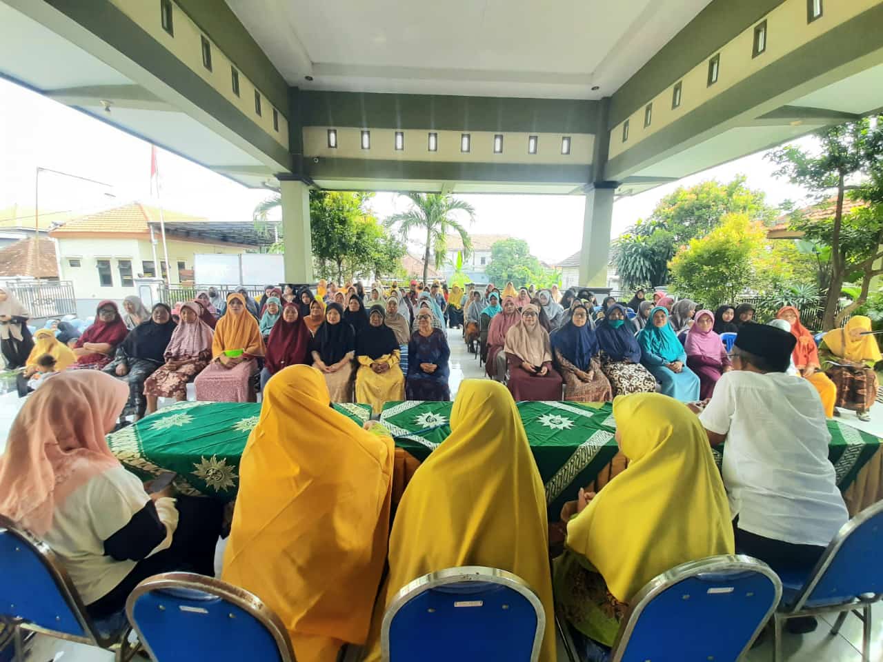 PRA Lebanisuko berbagi sembako ke duafa dan yatim, dari rumah ke rumah. Mereka juga bekerja sama dengan PCA Wringinanom, Gresik. 