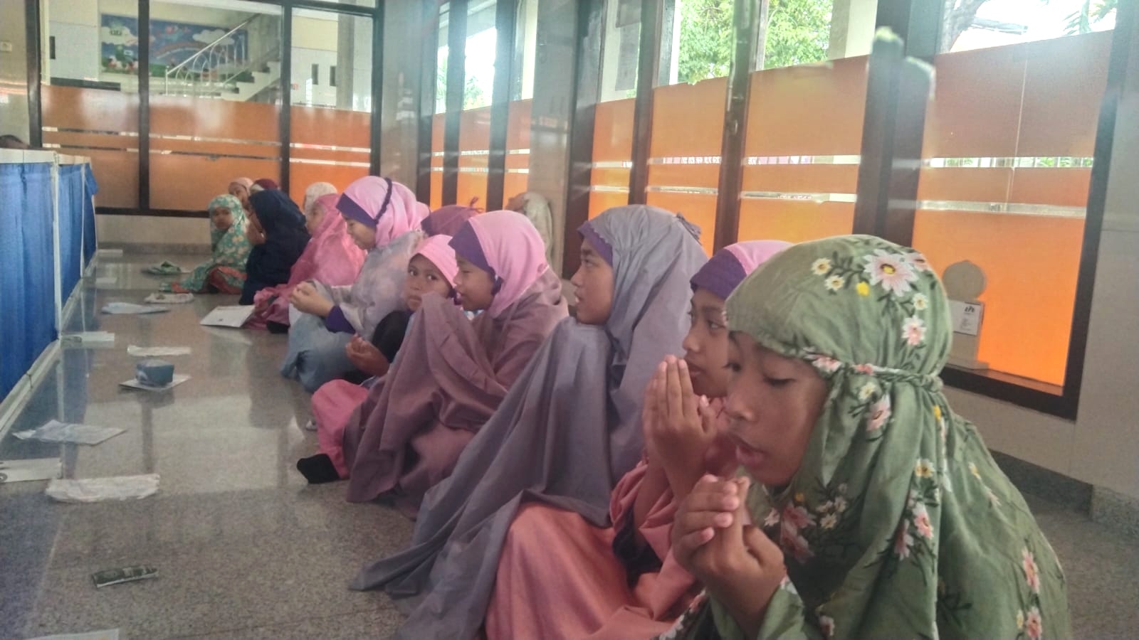 Ratusan siswa SD Mumtas rutin menunaikan salat Duha setiap pagi. Lebih dari sekadar ibadah, ini adalah upaya membentuk karakter disiplin, spiritualitas kuat, dan semangat belajar penuh berkah.
