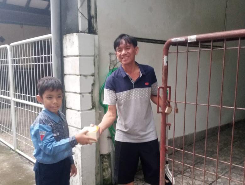 Senja Ramadan memberikan pengalaman belajar yang membahagiakan. Di Mugeb School, siswa kelas I dan VI mengulurkan tangan, berbagi takjil ke tetangga, masjid, maupun pengguna jalan raya. 