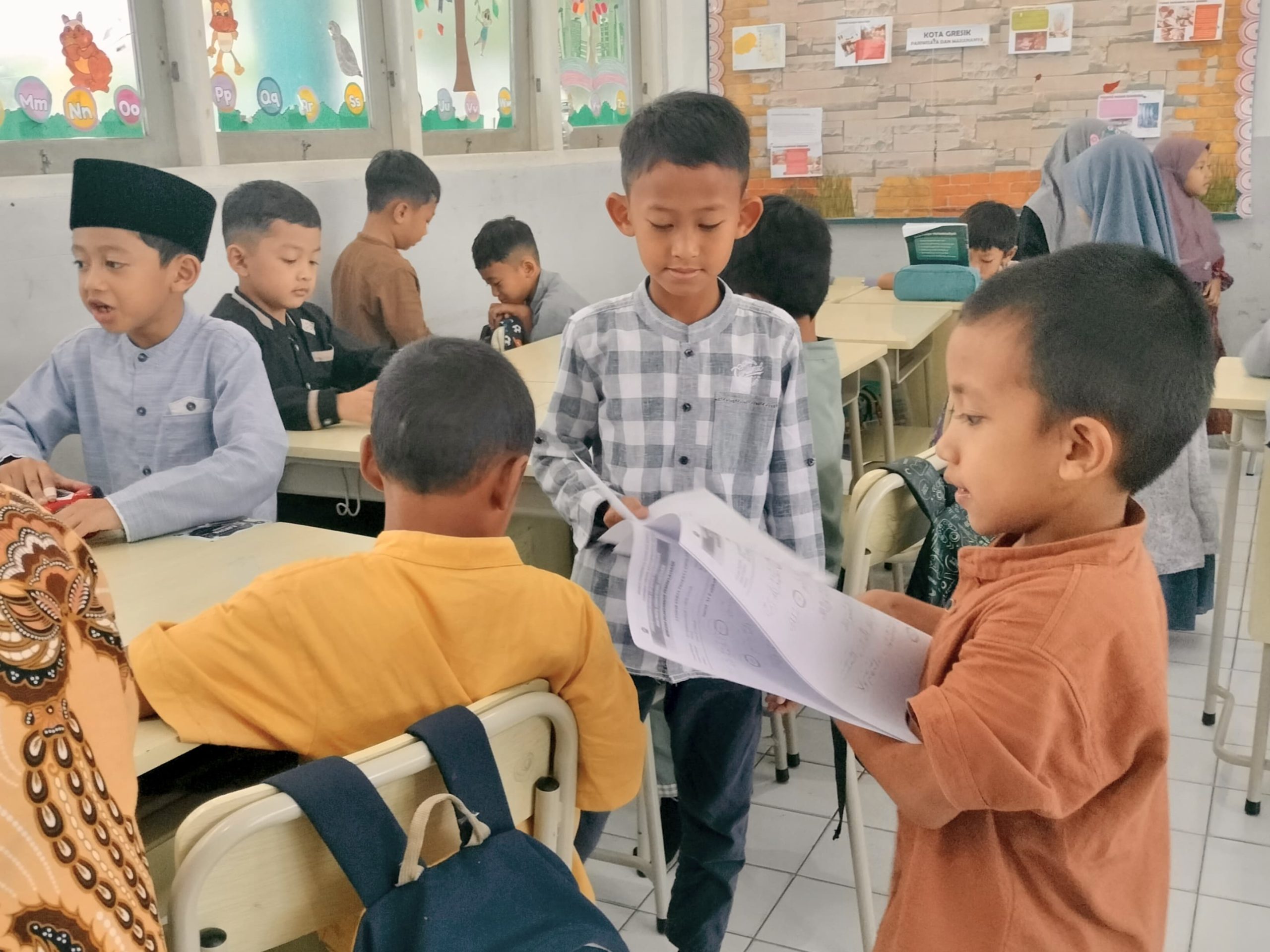 Menebali Al-Fatihah jadi kegiatan PKDA yang seru bagi siswa kelas I Mugeb School. Melalui cara inilah anak-anak belajar menulis Arab dengan mudah. 