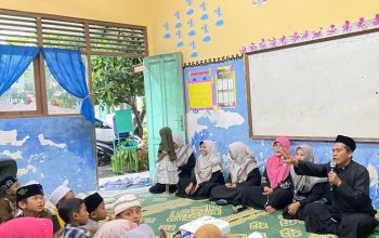 Hujan tak surutkan semangat siswa UPT SD Negeri 299 Gresik. Mereka tetap menghadiri penutupan Pondok Ramadan sebelum menikmati libur menjelang Lebaran. 