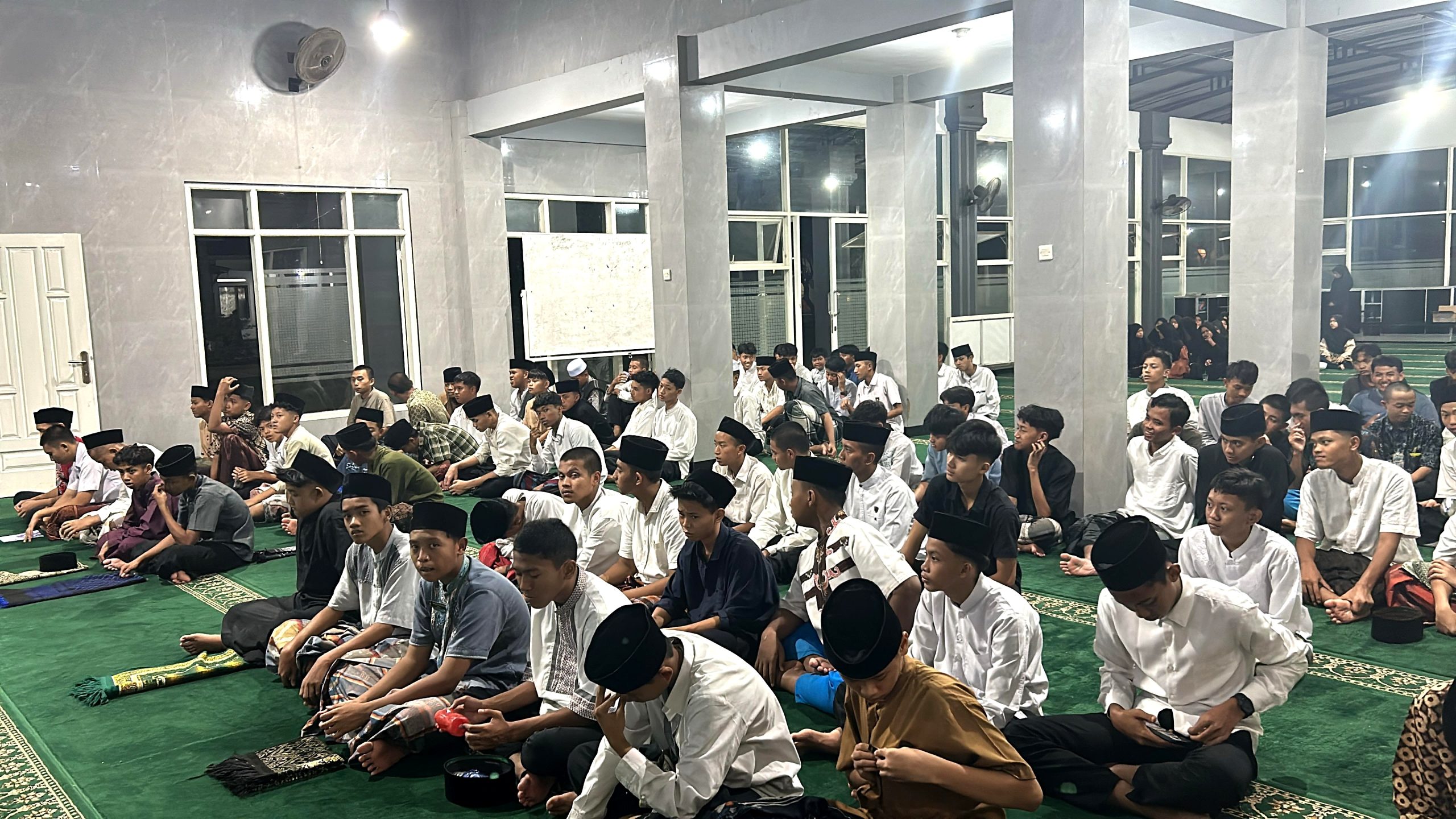 Dalam sepekan, santri PEM Gondanglegi khatam Al-Qur’an lalu berbuka bersama dalam hangatnya Mageni Tasyakuran Akbar—ritual bulanan yang sarat spiritualitas, kebersamaan, dan semangat cinta ilmu.