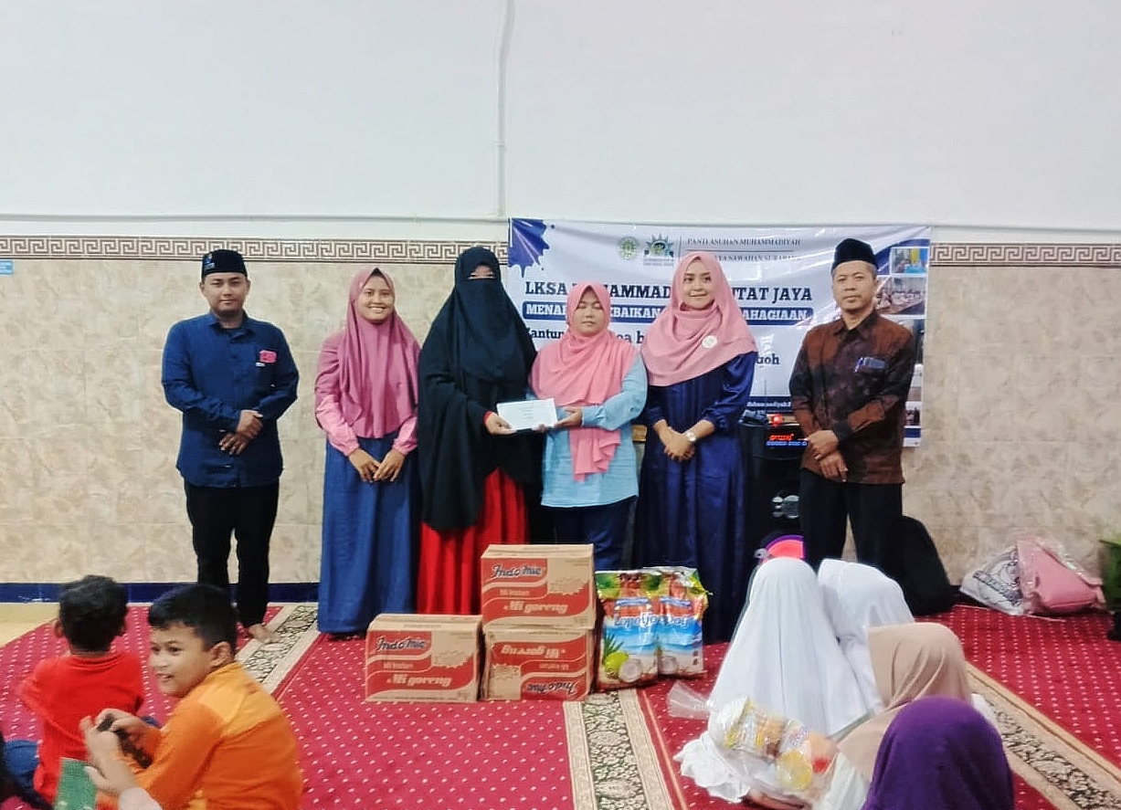 Senyuman anak-anak panti merekah saat SD Mumtas dan Ikwam datang berbagi. Safari Berbagi bukan sekadar donasi, tapi momen kasih sayang yang menanamkan nilai kepedulian sejak dini.