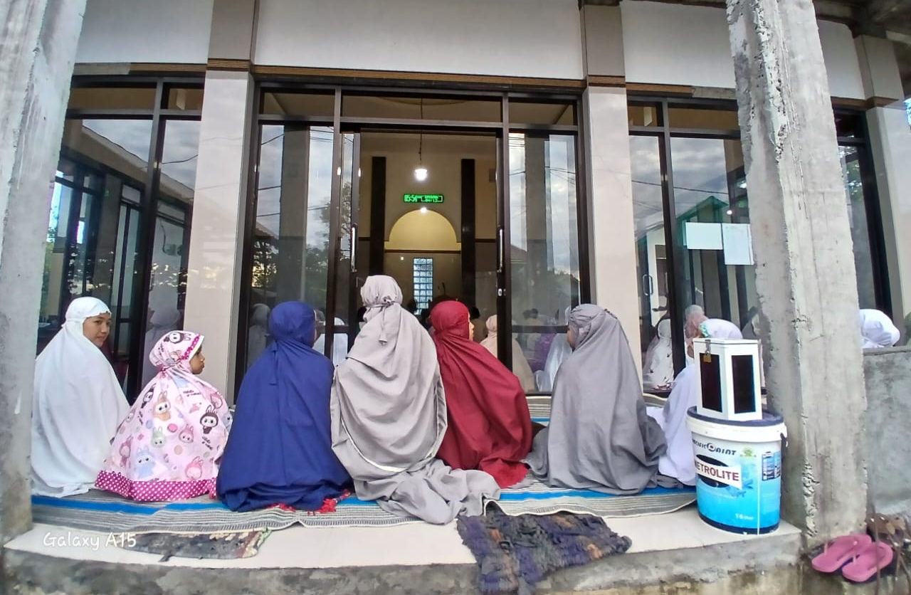 Listrik Padam, Semangat Jemaah Idulfitri Tetap Menyala di Masjid Al-Falah Tempursari