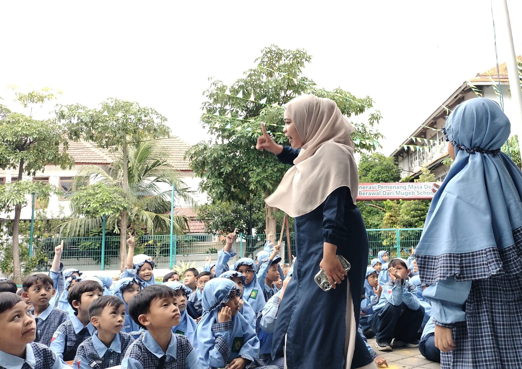 Tebak gaya bertema Ramadan menghadirkan keseruan di Pesantren Kilat Darul Arqam (PKDA) Ramadan 1446. Anak-anak kelas I Mugeb School seketika lupa lapar sebab fokus menebak gaya temannya.