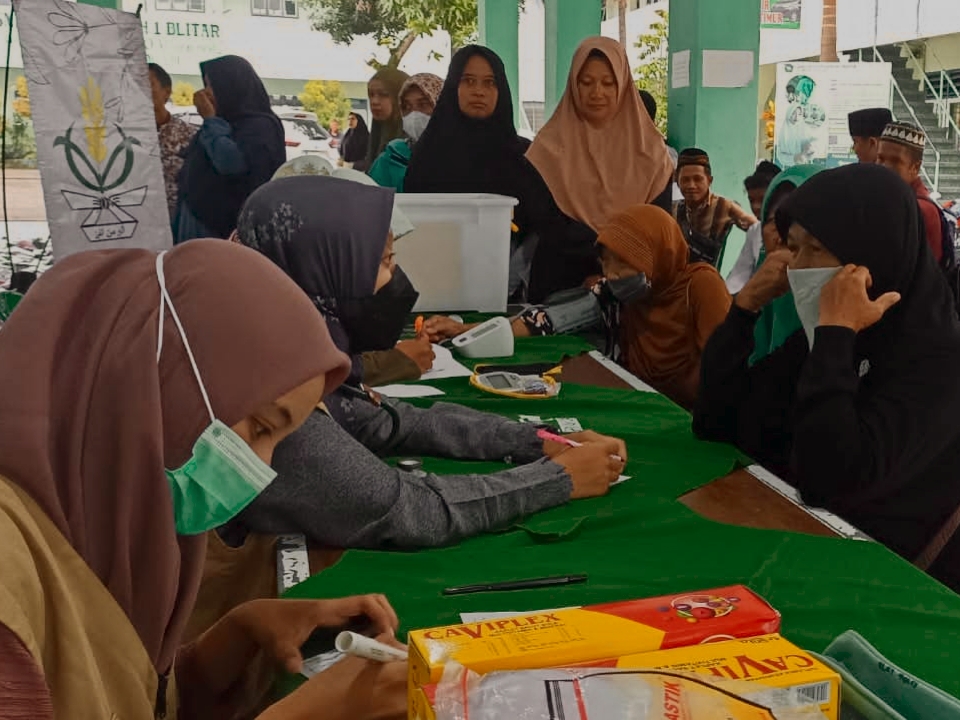 Terapkan spirit Al-Ma'un, PDNA Kota Blitar menyantuni yatim dan duafa. Mereka juga menggelar layanan pengobatan gratis dan lapak baju layak pakai di halaman Kantor PDM Kota Blitar.