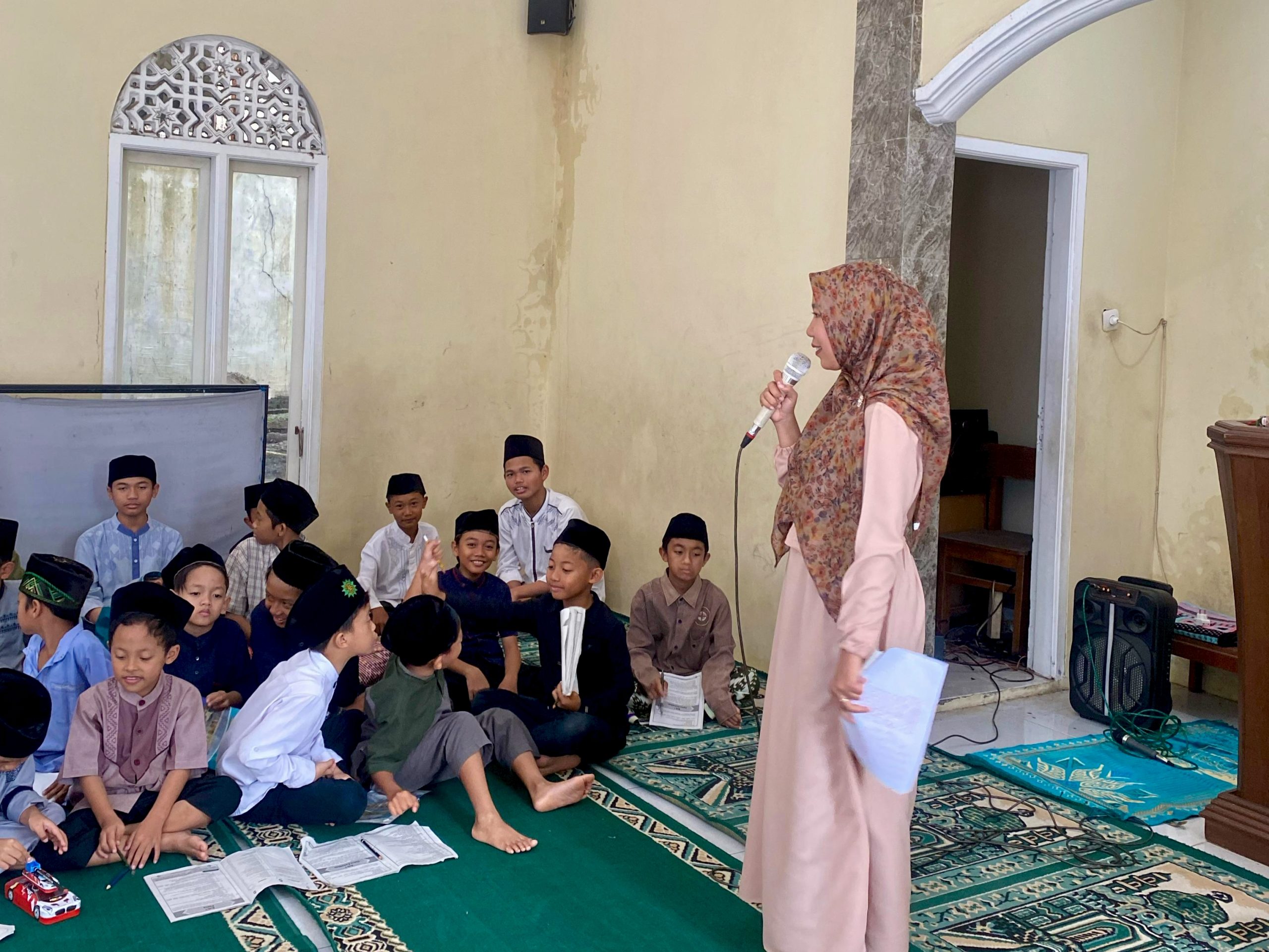 Pondok Ramadan di SD Muhatra bak cahaya spiritual di bulan penuh berkah ini. Dengan iringan mentari pagi yang menyapa lembut, siswa berbondong-bondong ke masjid. 