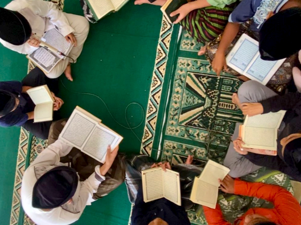 Pondok Ramadan di SD Muhatra bak cahaya spiritual di bulan penuh berkah ini. Dengan iringan mentari pagi yang menyapa lembut, siswa berbondong-bondong ke masjid. 