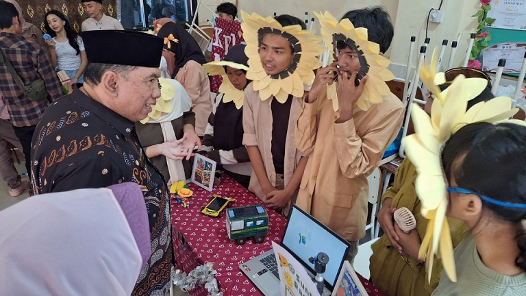 SMP Negeri 3 Sidoarjo menggelar Gebyar P5 sekaligus memperingati Hari Bumi. Acara ini menjadi ajang bagi siswa kelas 9 untuk memamerkan inovasi produk ramah lingkungan sekaligus menanamkan semangat pelestarian bumi kepada seluruh warga sekolah.