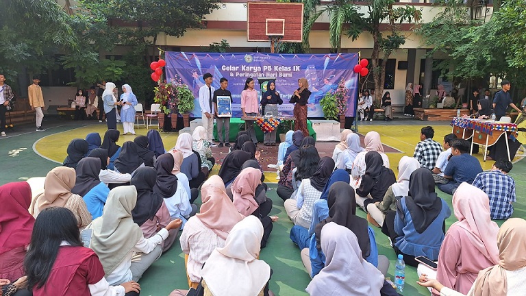 SMP Negeri 3 Sidoarjo menggelar Gebyar P5 sekaligus memperingati Hari Bumi. Acara ini menjadi ajang bagi siswa kelas 9 untuk memamerkan inovasi produk ramah lingkungan sekaligus menanamkan semangat pelestarian bumi kepada seluruh warga sekolah.