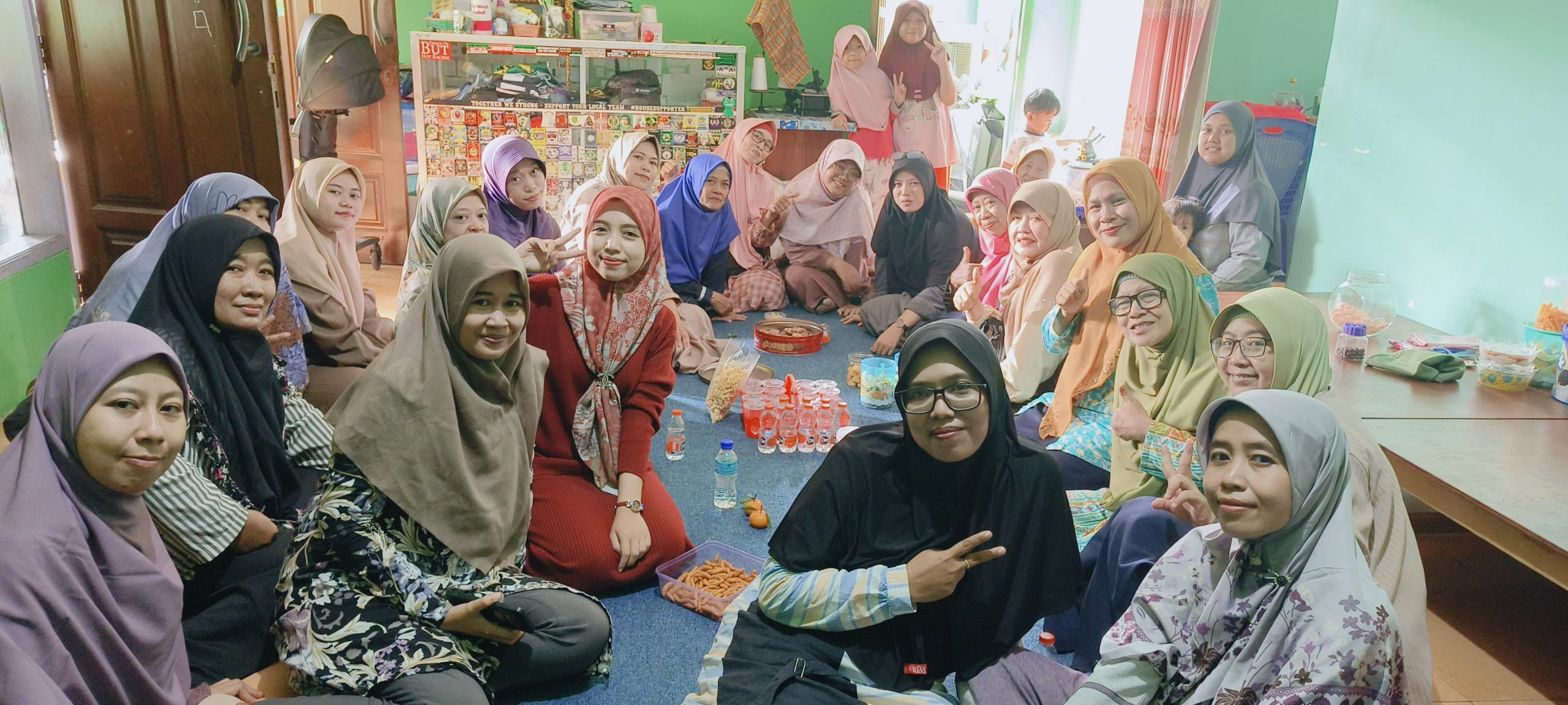 Dalam kehangatan Syawal, para guru SD Muhammadiyah 21 Surabaya menjelajah ruang dan kenangan. Bukan sekadar temu kangen, tetapi perajutan ulang makna persaudaraan dan semangat mendidik yang tulus.