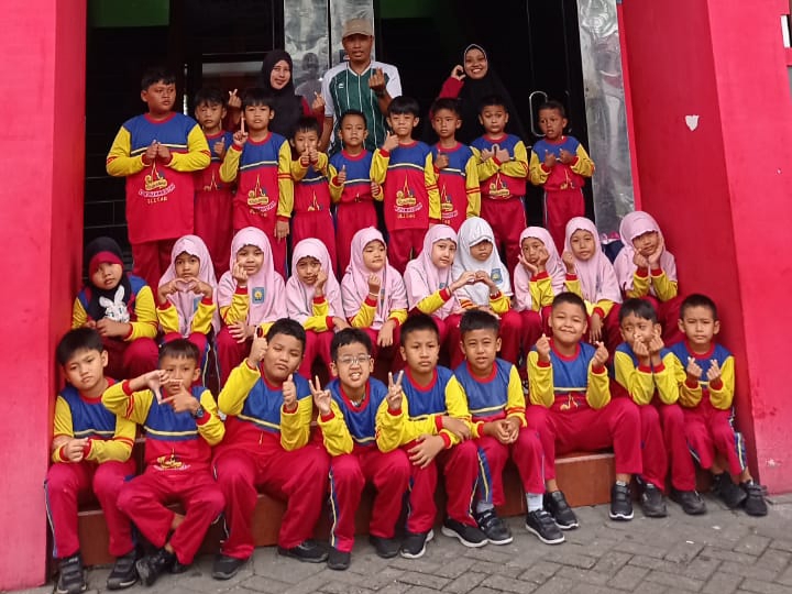 SD Muhtar mengadakan Swimming Class di Sumber Udel Waterpark. Kegiatan ini membuktikan pembelajaran tak terbatas di ruang kelas, tetapi bisa menyatu dengan alam.