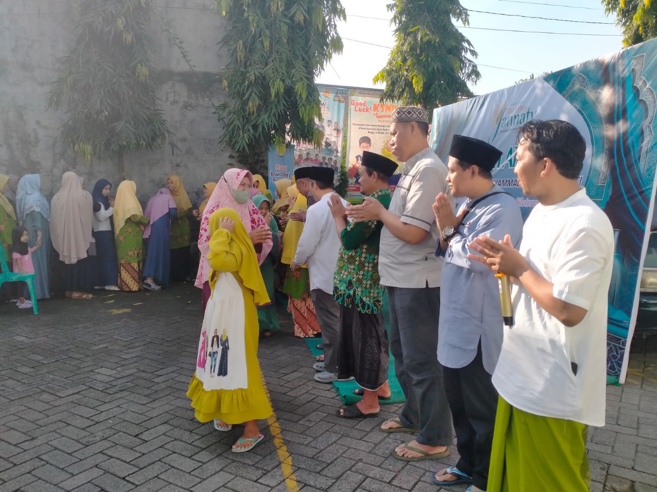 Salat Tahajud di sepertiga malam terakhir jadi amalan kunci membangun takwa. Dari pengajian Ahad Pagi di Menganti, pesan istikamah disuarakan sebagai bekal spiritual pascaramadan.