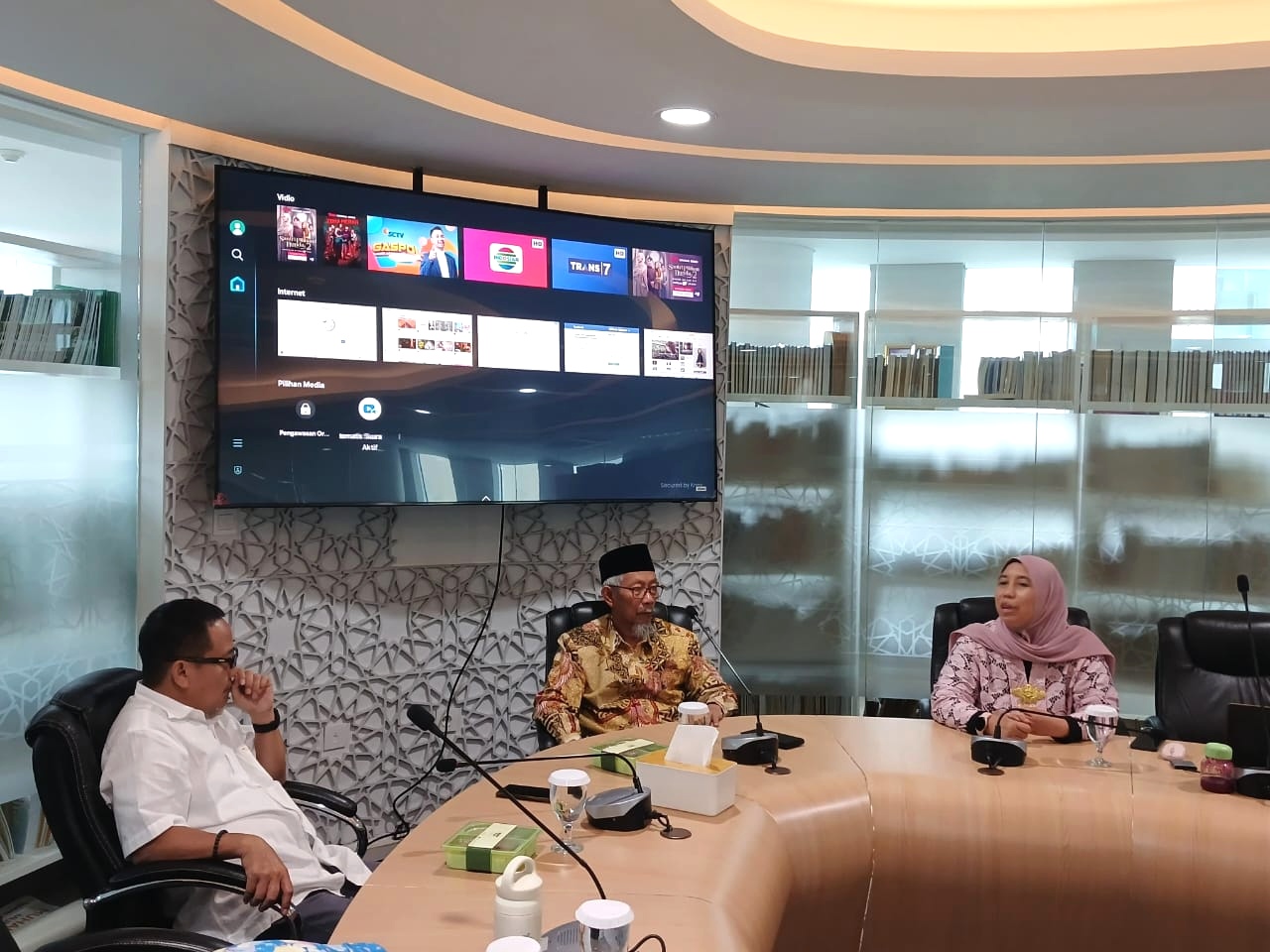 Eco Bhinneka Muhammadiyah meluncurkan program konservasi air untuk masjid. Tak sekadar soal instalasi, tapi gerakan spiritual-ekologis yang menanamkan kesadaran lingkungan dari ruang ibadah umat Islam.