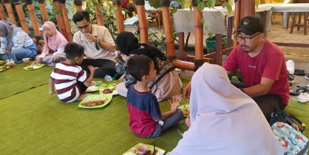 Tanpa protokoler dan formalitas, syawalan kelompok A2 TK Aisyiyah 4 Ahmad Yani Kota Probolinggo menjadi momentum manis yang menguatkan ikatan antara anak, orang tua, dan sekolah dalam balutan kekeluargaan.
