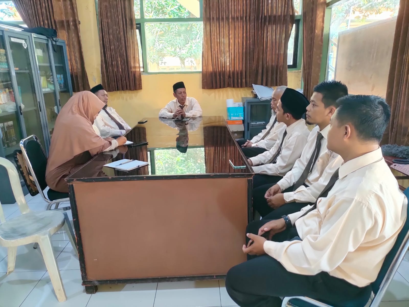 Senin Pagi di Al-Fattah: Rapat Rutin demi Pembelajaran yang Lebih Bermakna