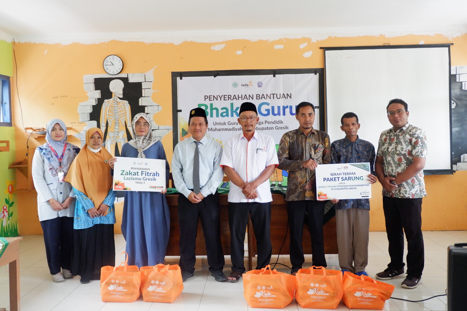 Berkah zakat fitrah tersalurkan melalui program Bakti Guru menerangi langkah pendidik Muhammadiyah. Lazismu Gresik bersama Majelis Dikdasmen PNF PDM Gresik menggariskan senyum lebar di wajah 85 guru. 