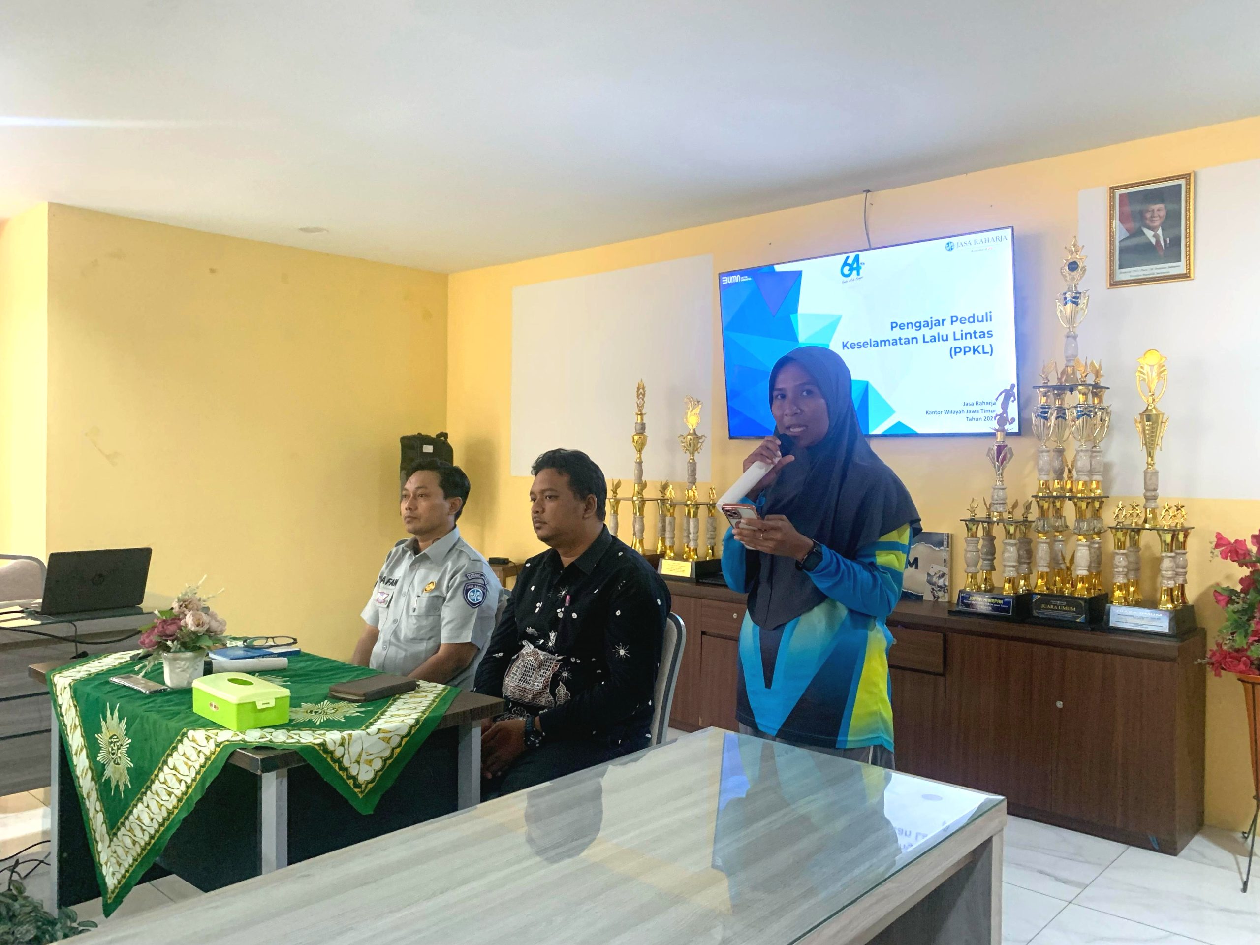 SMA Muhammadiyah 1 Gresik jadi sekolah swasta pertama yang mendapat sosialisasi PPKL dari Jasa Raharja. Guru didorong menjadi pelopor keselamatan berkendara guna menekan angka kecelakaan pelajar yang masih tinggi.
