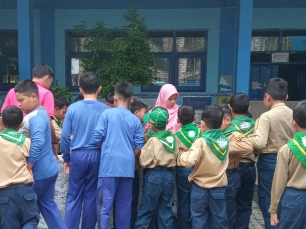 Jiwa wirausaha bertumbuh di "Happy Saturday" SD Mutu Dukun. Program unggulan sekolah ini memungkinkan siswa transaksi jual beli pada program market day. Wajah-wajah antusias siswa  menawarkan produk tampak jelas. 
