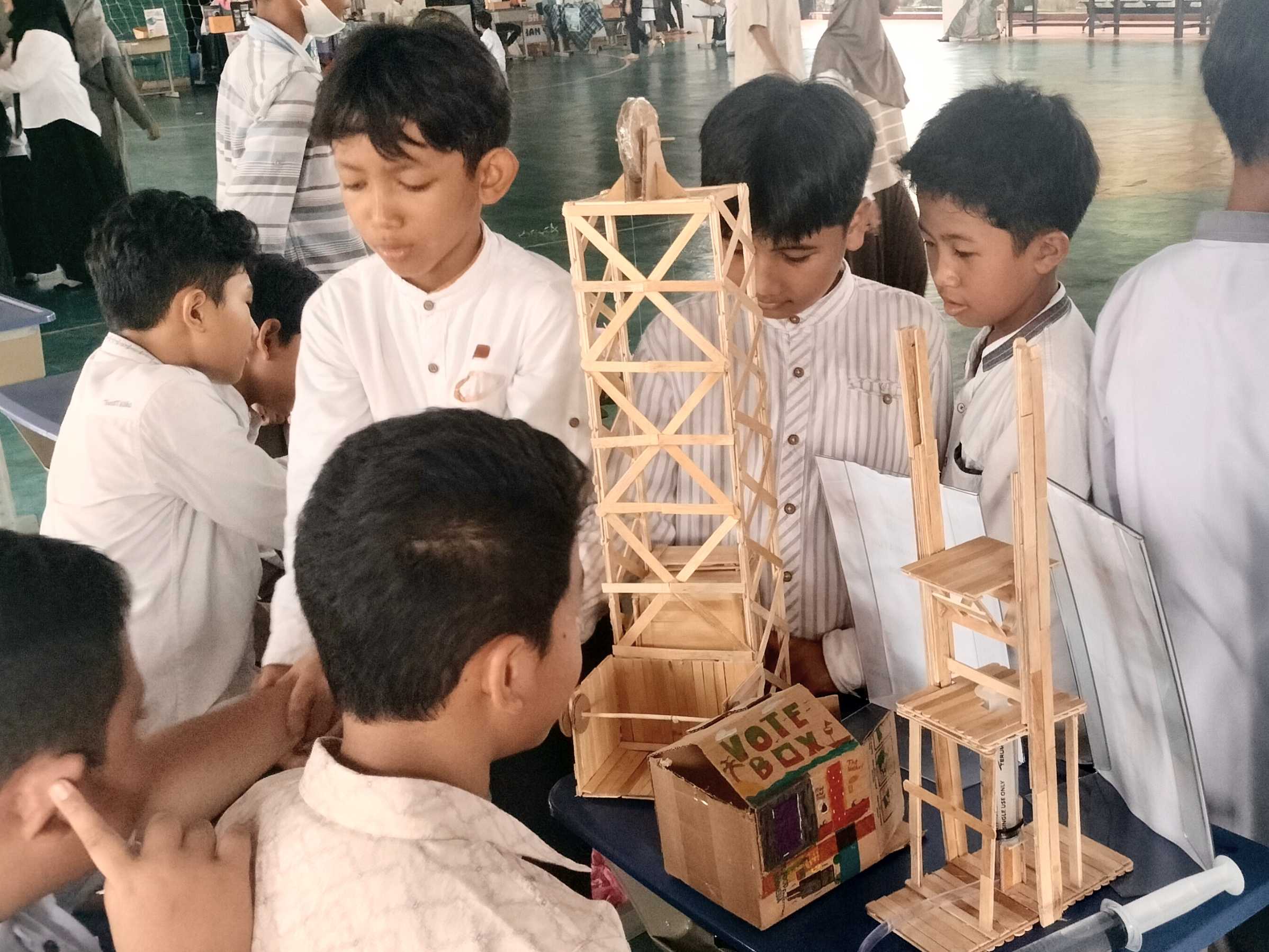 Mengagumkan! Ide-ide cemerlang siswa Mugeb School di STEAM Expo Ke-2 sukses mencuri perhatian dewan juri maupun pengunjung. Ada lip balm Aloe vera sampai lift hidrolik. 