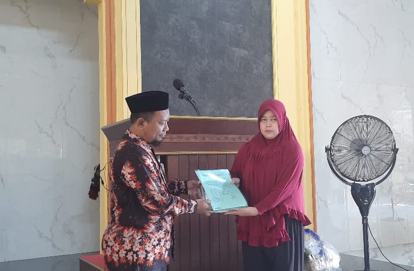 Terima Sertifikat Mualaf, Yeni Shinta Devi Resmi Memeluk Islam di Pondok Pesantren Al-Fattah