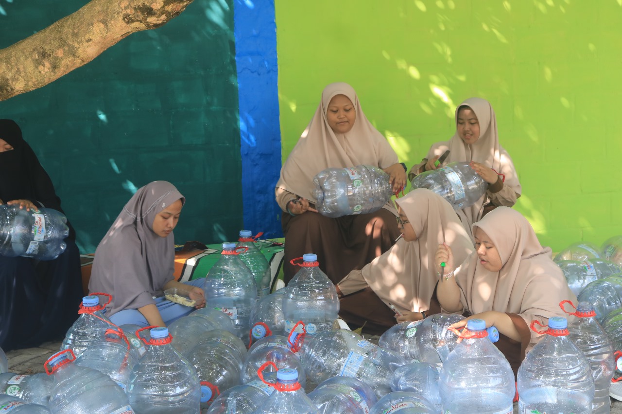 Galon Belas Jadi Ladang: Ketahanan Pangan ala Santri eLKISI