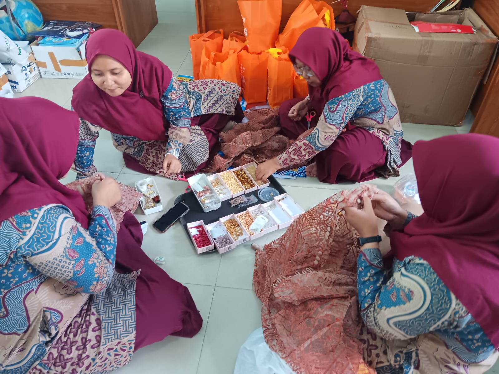 Seragam Lama, Sentuhan Baru: Dedikasi Guru Smamdela Menyambut Haflah Akhirissanah