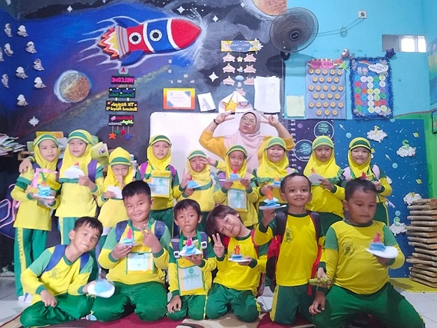 TK Aisyiyah 41 Menganti Gresik hadirkan pembelajaran seru: permainan hulahop berjalan, diskusi manfaat api, hingga kreasi lilin dari kertas bufalo. Semuanya dikemas penuh tawa dan makna.