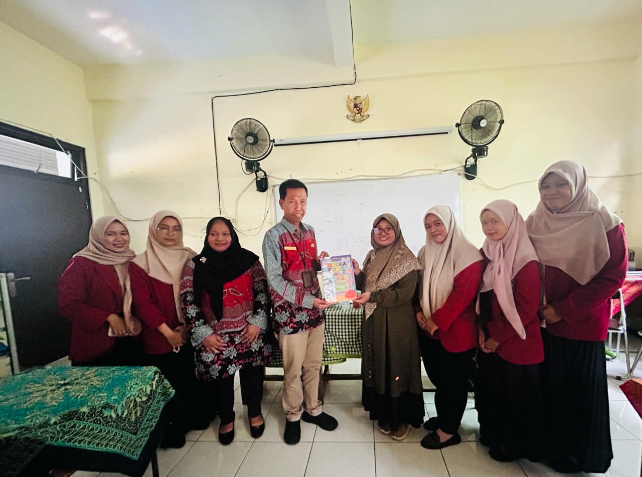 Mahasiswa PPG UM Surabaya menutup praktik lapangan di SDN Kapasan 3 dengan hadiah istimewa: buku antologi cerpen. Momentum Hari Kebangkitan Nasional ini menjadi titik balik kebangkitan literasi.