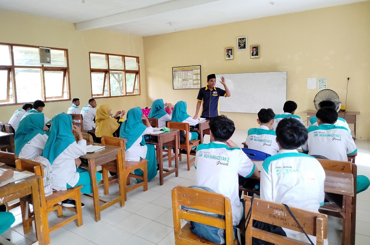 Menanamkan Budaya Kolaboratif, FKIP UMG Hadirkan Open Class LSLC di SMK Muhammadiyah 2 Gresik