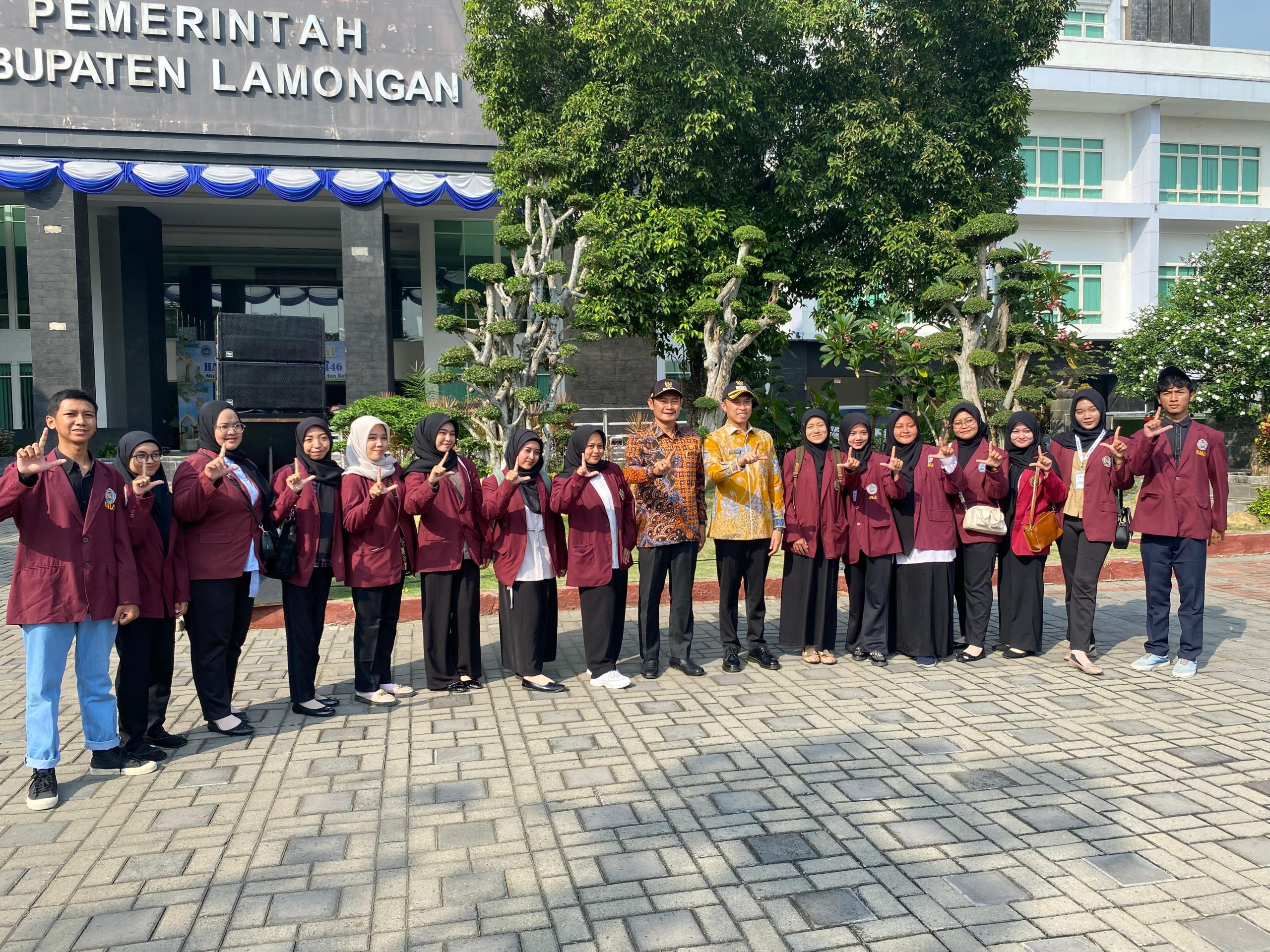 Bupati Lamongan, Dr. Yuhronur Efendi bersama Mahasiswa Umla (Tagar.co/Rohmat)