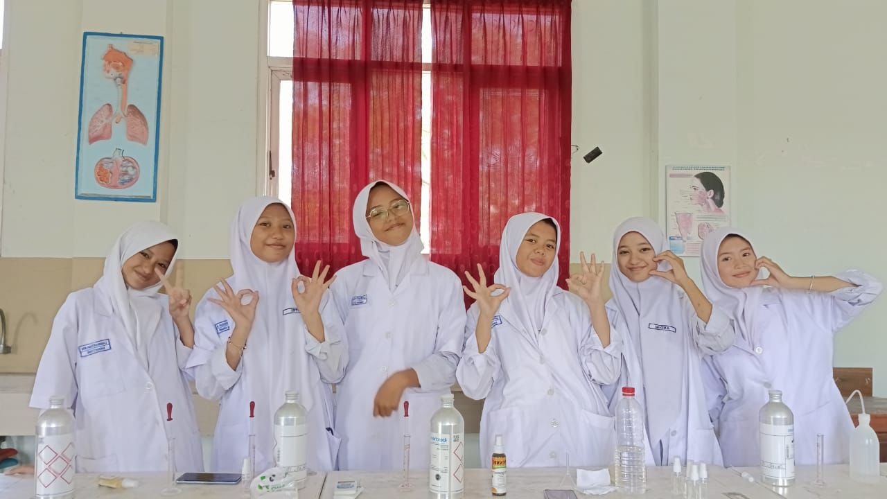 Siswa Smamdelagres sukses ciptakan parfum Eight-Blue yang telah bersertifikat Kemenkumham, diproduksi mandiri, dan telah terjual lebih dari 1.000 botol.