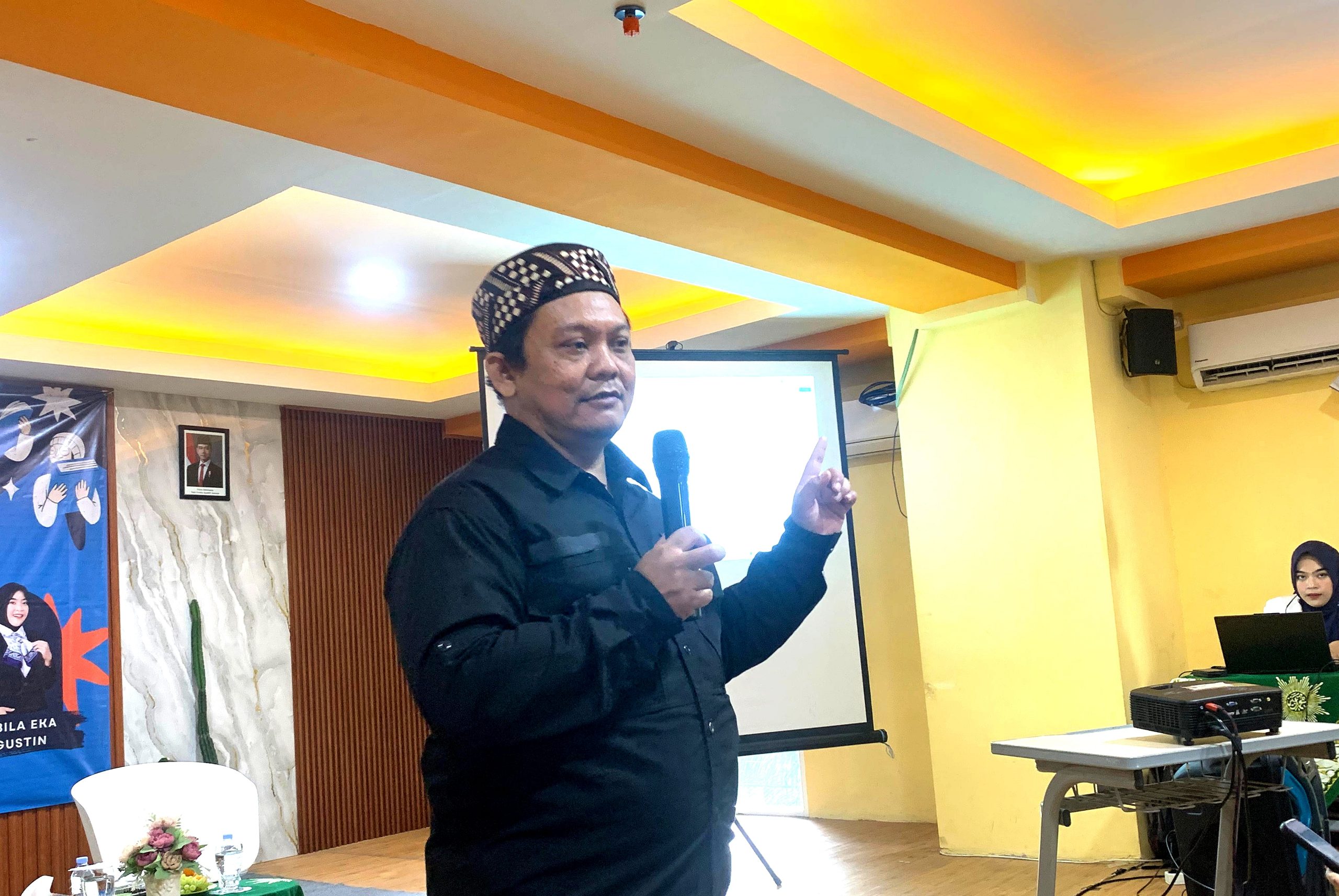 Penulis Hebat, Pembaca Hebat: Inspirasi Alumnus Smamsatu dari Guru Legendaris Pak Zimam