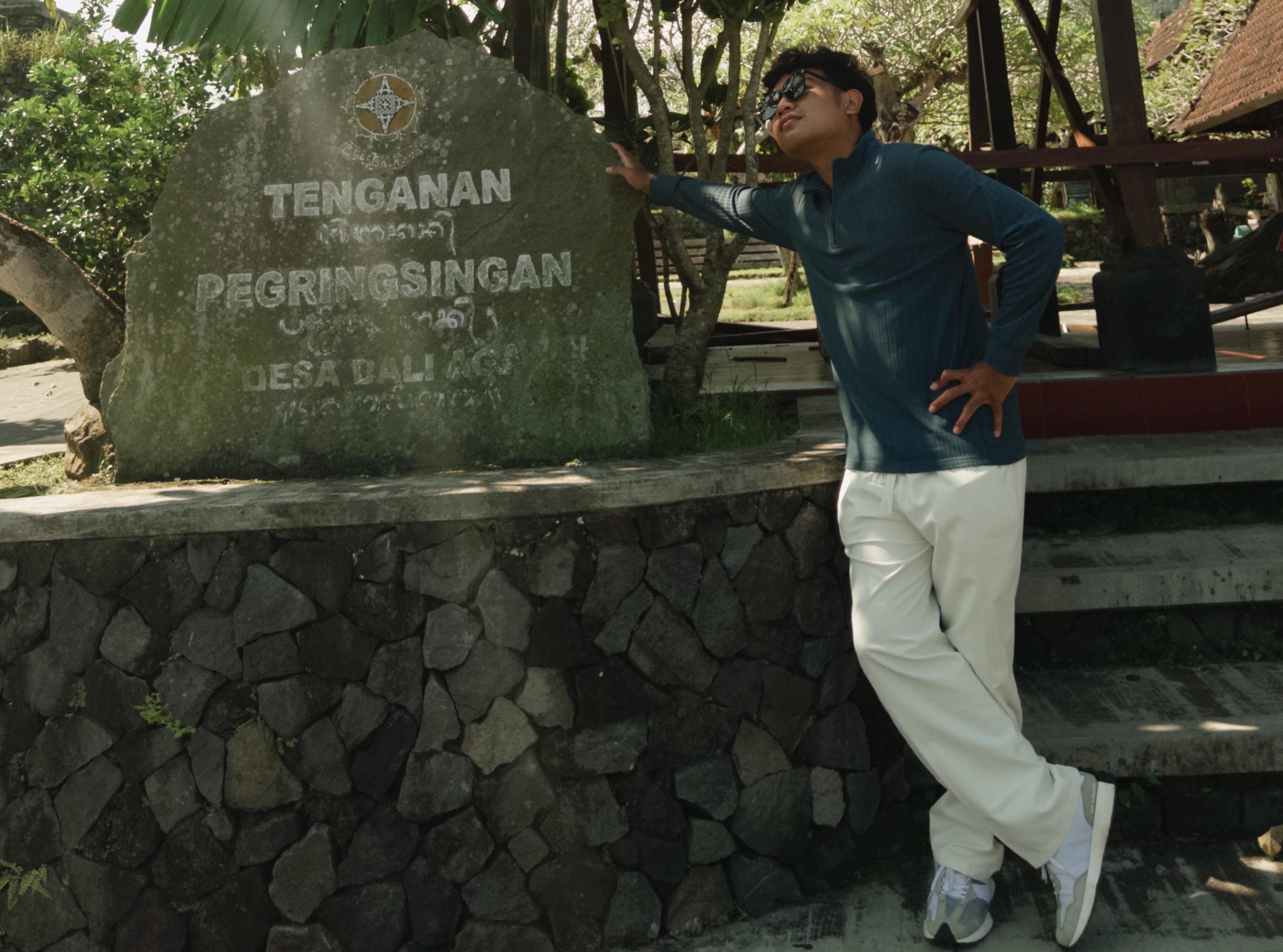 Jelajahi Tenganan Pegringsingan, temukan kedamaian dalam tradisi kuno Desa Bali Aga. Saksikan Perang Pandan, kagumi kain Gringsing, dan selami kearifan warisan pra-Majapahit.
