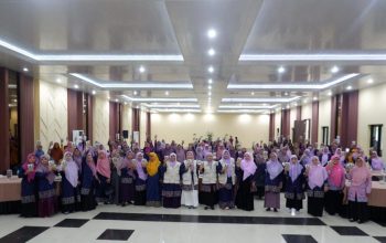 Rayakan Milad Ke-108, kader Aisyiyah Ngawi foto bersama usai kegiatan (Tagar.co/Istimewa)
