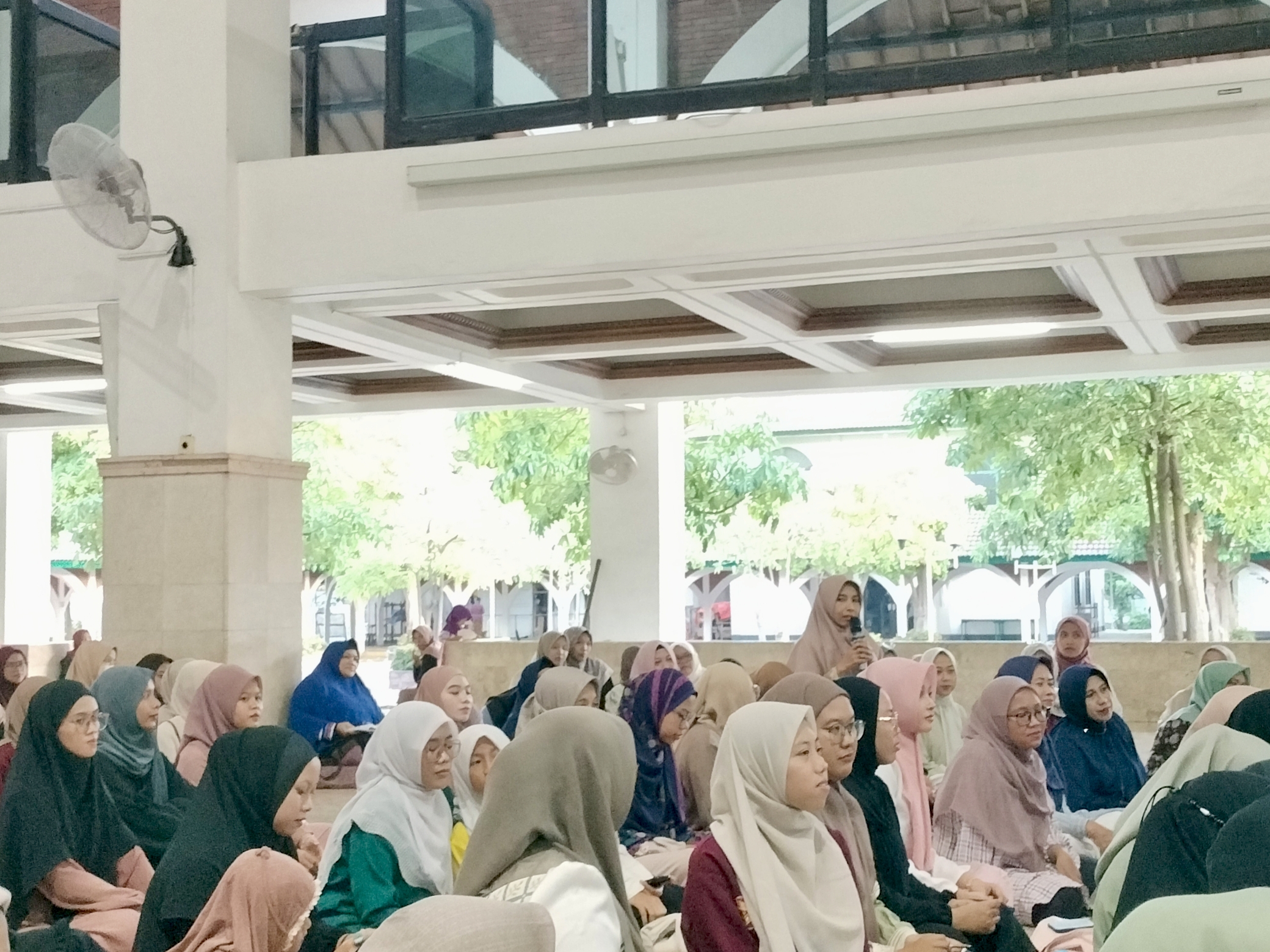 Ngaji jati diri oleh Dr. Fahruddin Faiz, S.Ag., M.Ag. menjadi magnet jemaah memenuhi Masjid Nurul Jannah. Pengasuh Ngaji Filsafat ini menyampaikan mengajak jemaah memahami lebih dari sekadar ayat Allah yang tertulis. 