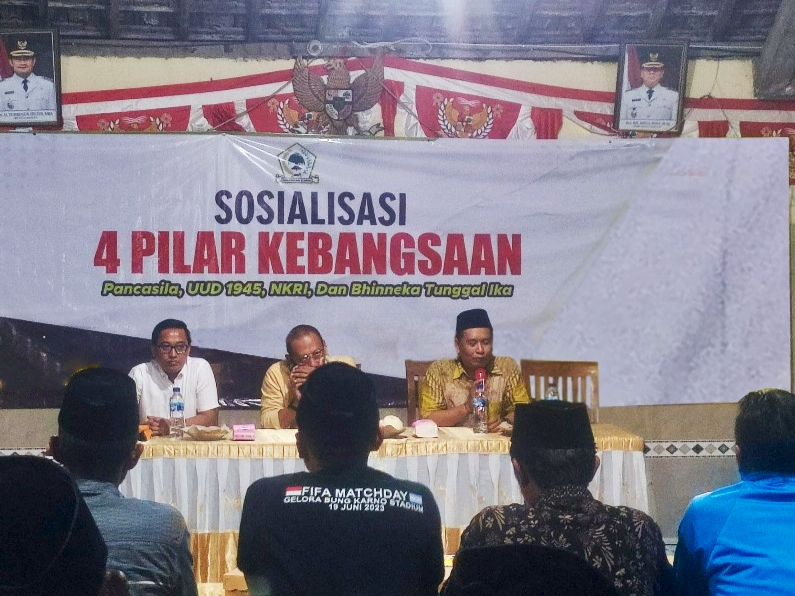 Membendung hoaks, sosialisasi Empat Pilar Kebangsaan digencarkan Ahmad Labib di Gresik. Perkuat ketahanan bangsa dari disinformasi, ia berupaya membangun fondasi kebangsaan demi Indonesia lebih baik.