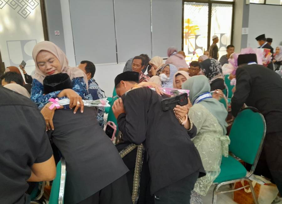 Pelukan orang tua mengharu biru acara perpisahan itu. Selama enam tahun anak-anak dilatih kecerdasan, keterampilan, dan spiritualnya bersama guru menjadi insan kamil yang mandiri.