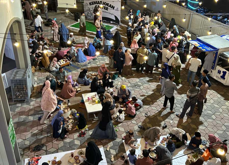 Kemadjoean Cafe bukan sekadar bagi-bagi makanan. Lewat program ini masjid bukan hanya tempat salat, tapi juga rumah bagi semua mewujudkan kasih sayang Tuhan.