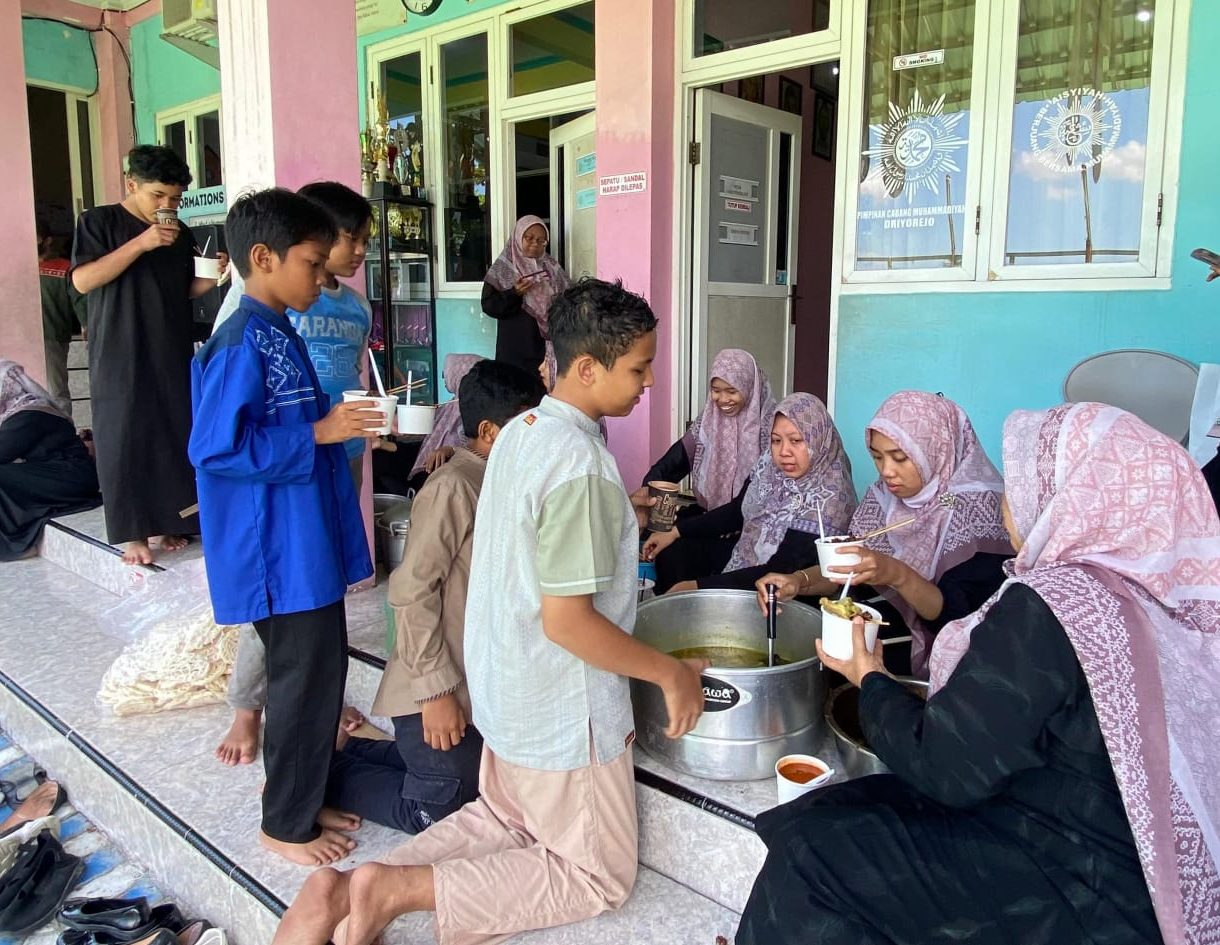 SD Mudri menggelar simulasi Iduladha dengan menyembelih kambing kurban. Dagingnya diolah menjadi tiga menu lezat. Siswa dan guru menikmati bersama, sambil mengajarkan makna ketakwaan serta keikhlasan.